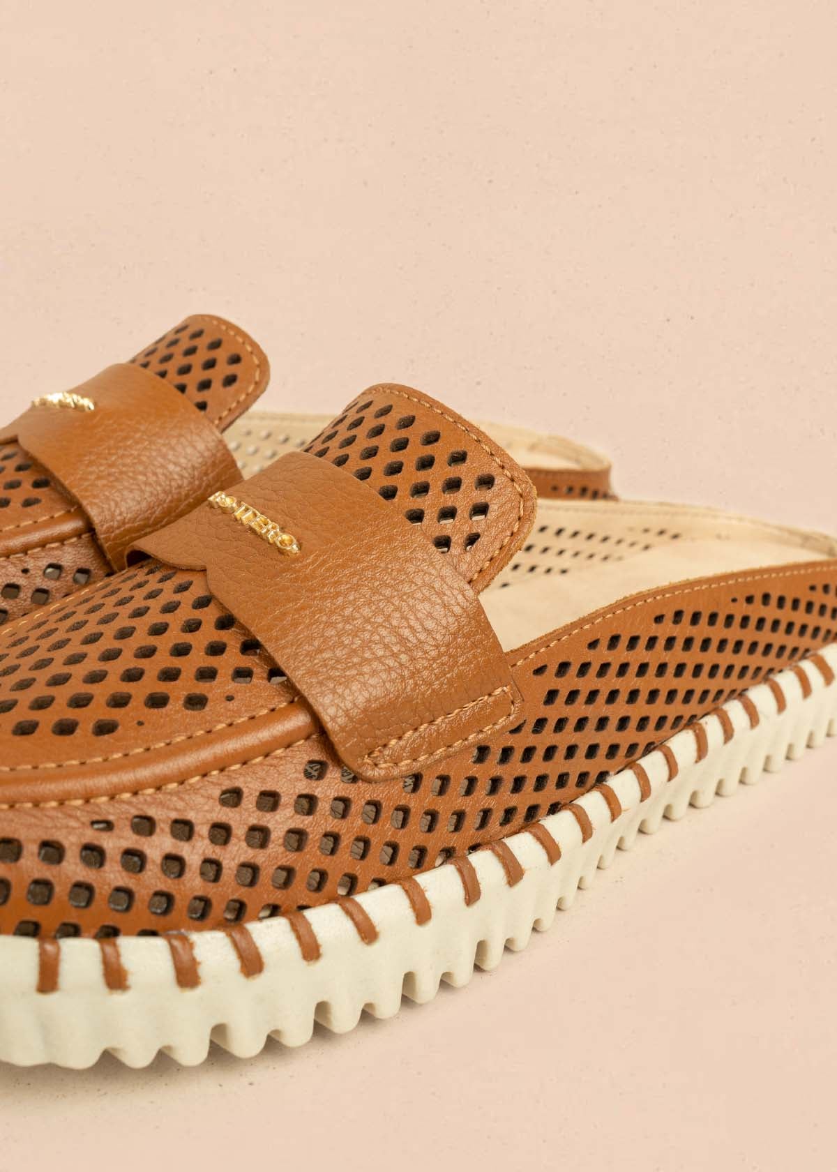 Zuecos en cuero color miel con perforaciones 105994