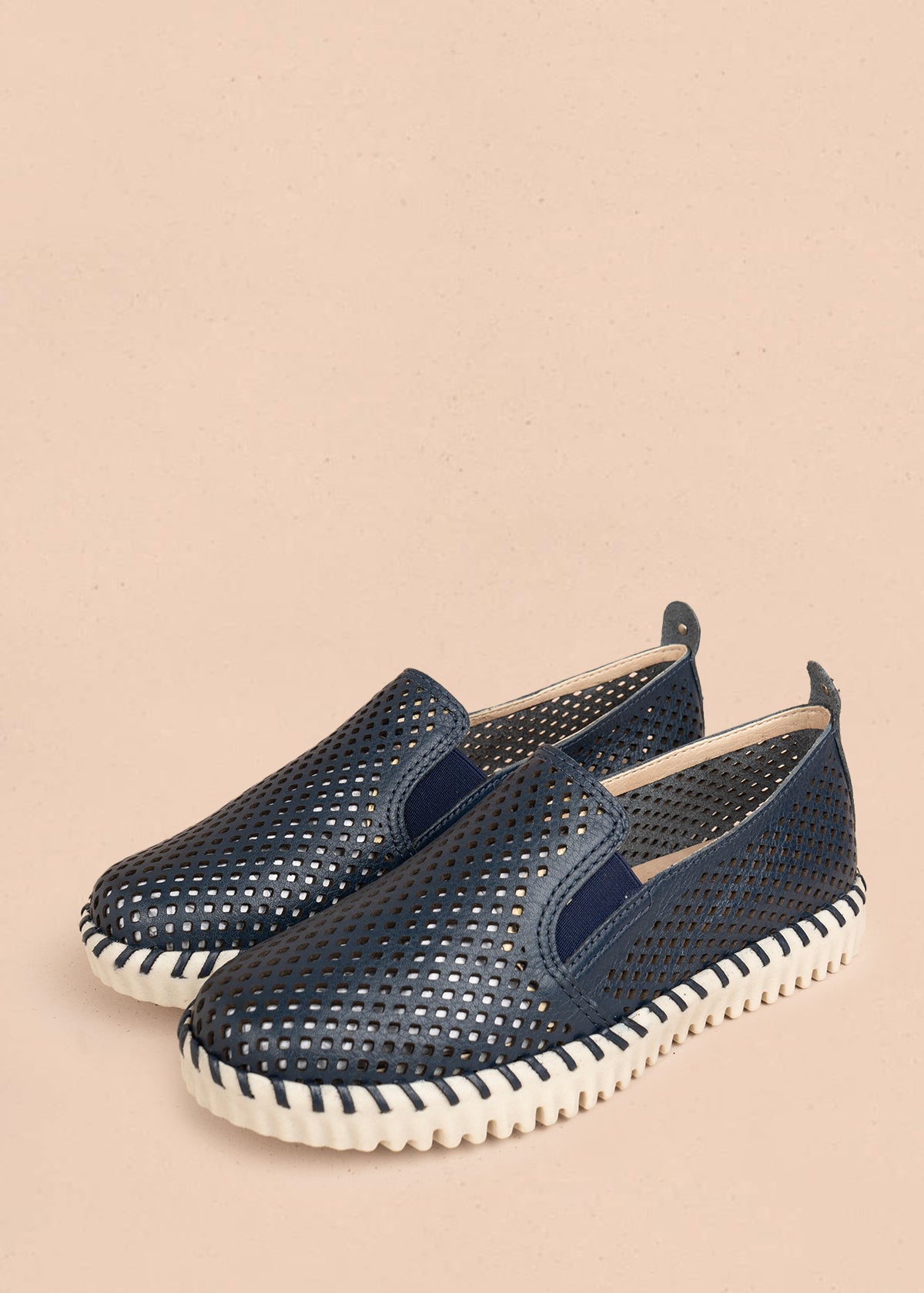 Zapatos cerrados en cuero color azul con perforaciones 105995