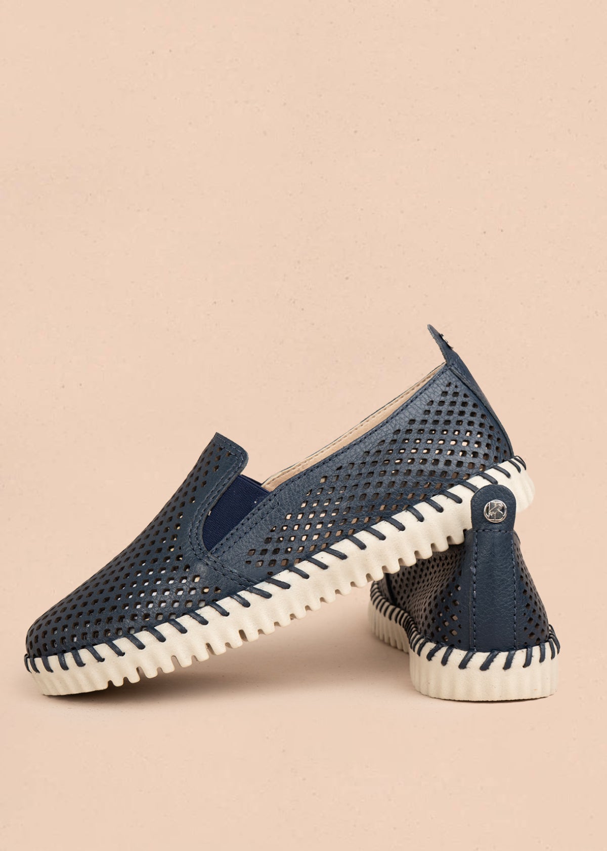 Zapatos cerrados en cuero color azul con perforaciones 105995