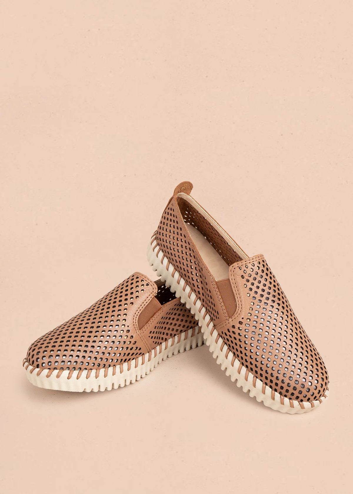 Zapatos cerrados en cuero color moca con perforaciones 105995