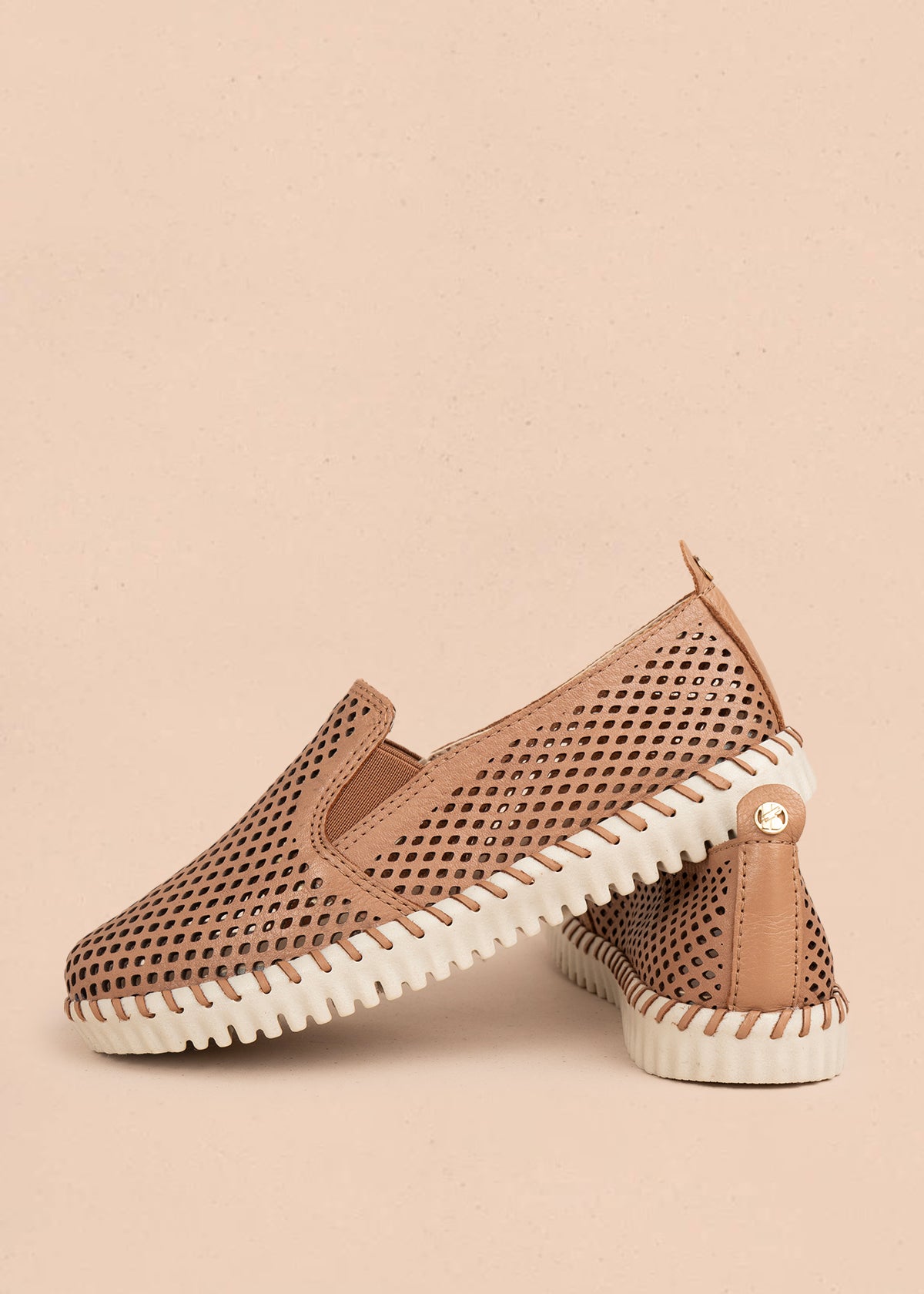 Zapatos cerrados en cuero color moca con perforaciones 105995