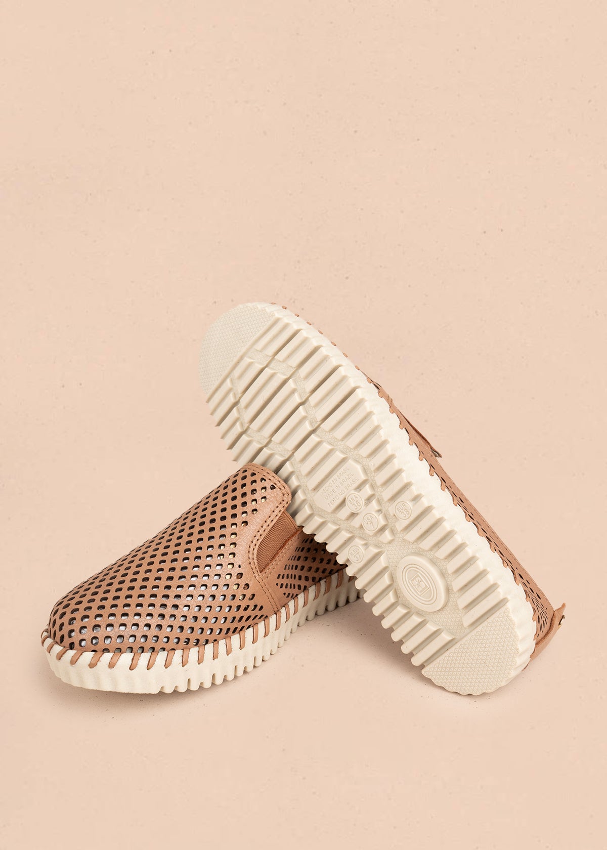 Zapatos cerrados en cuero color moca con perforaciones 105995