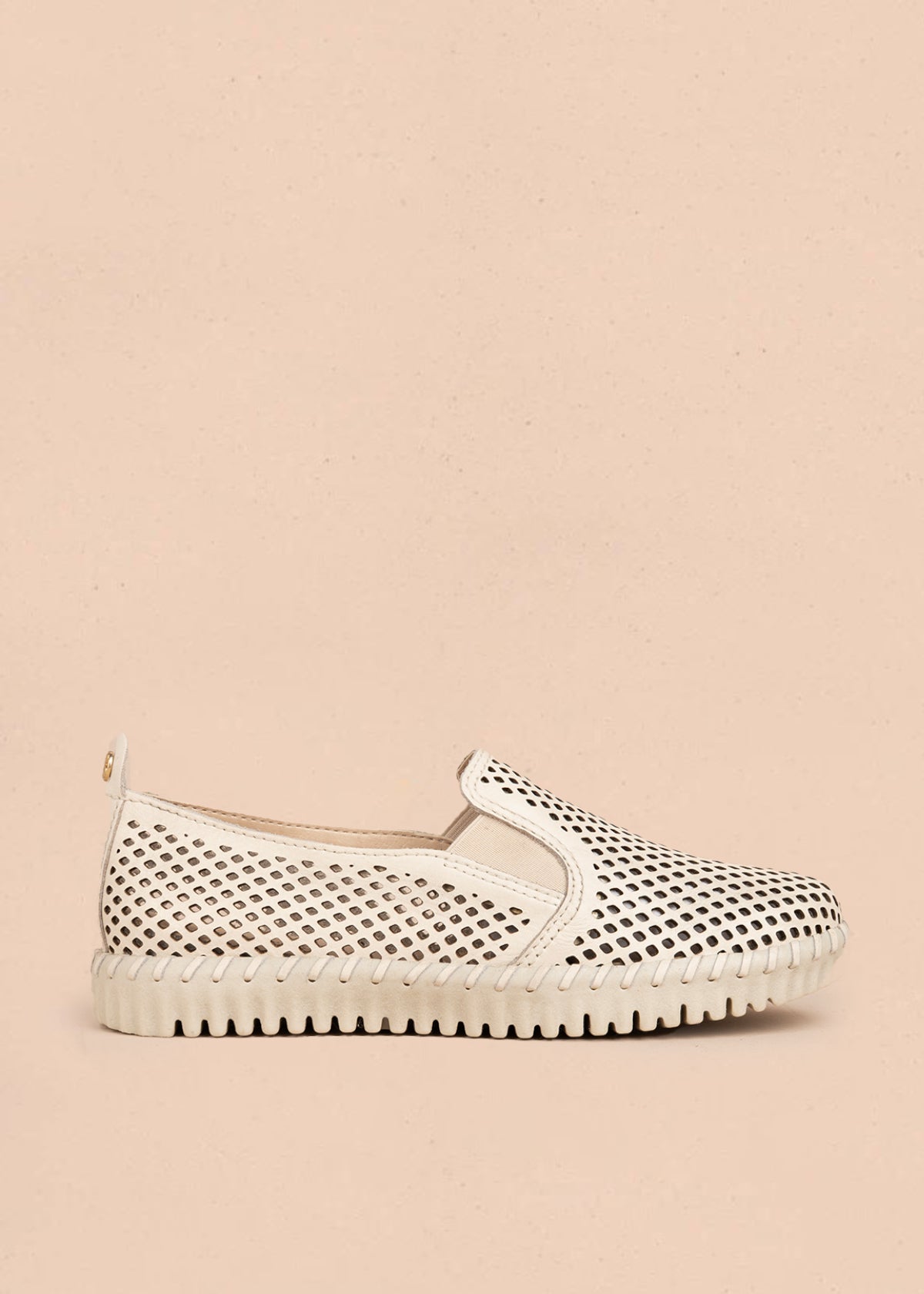 Zapatos cerrados en cuero color talco con perforaciones 105995