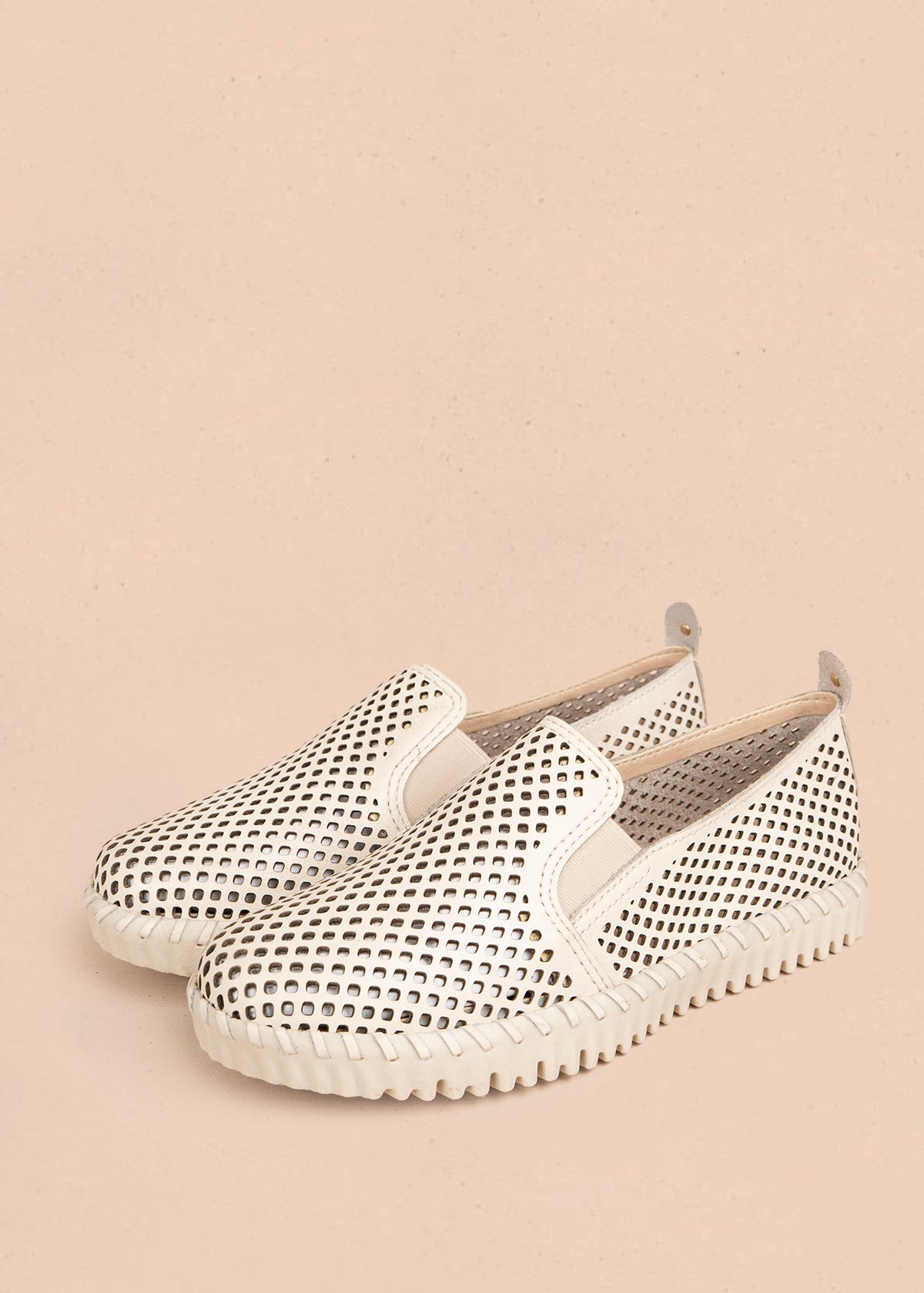 Zapatos cerrados en cuero color talco con perforaciones 105995