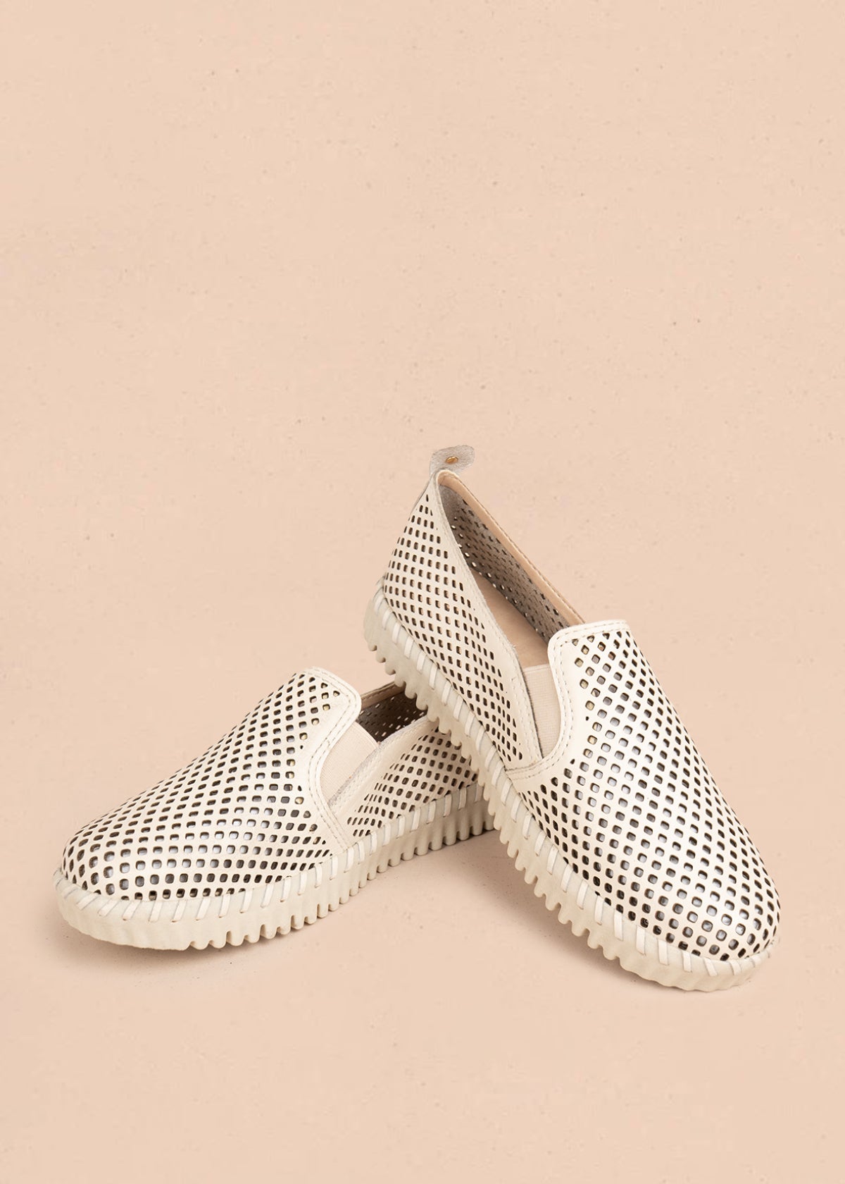 Zapatos cerrados en cuero color talco con perforaciones 105995