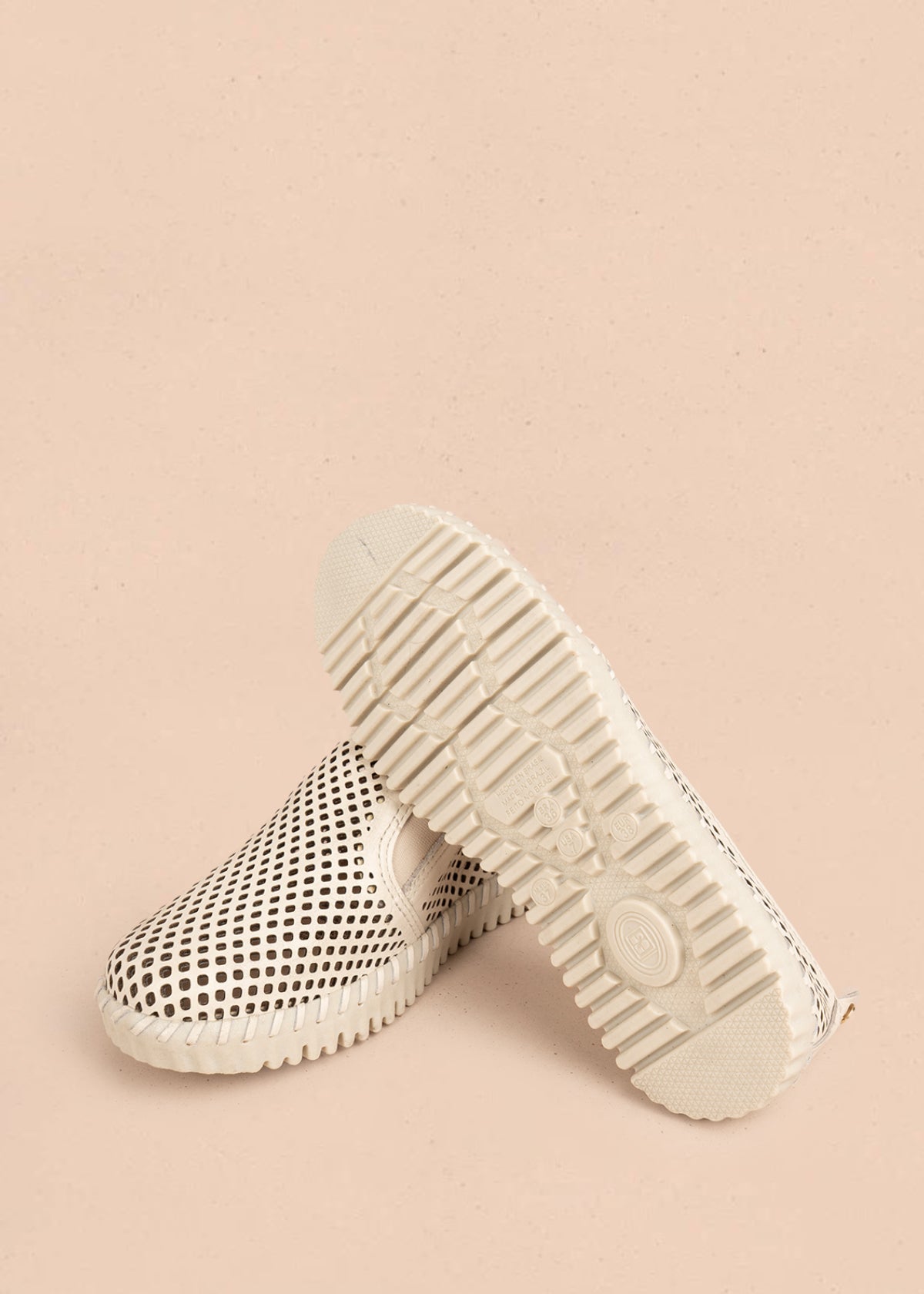 Zapatos cerrados en cuero color talco con perforaciones 105995