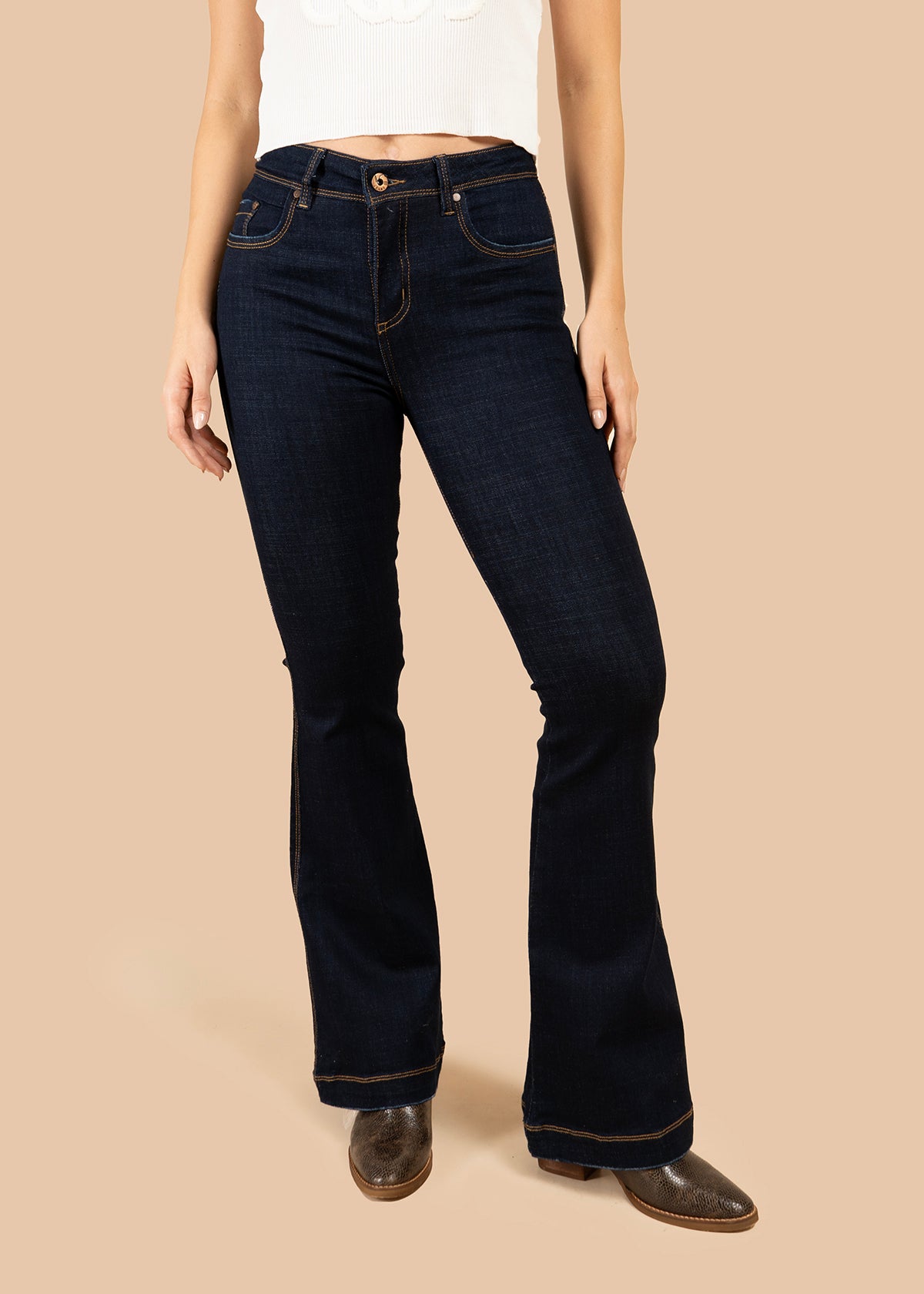 Jeans color azul bota campana con costuras visibles 106010