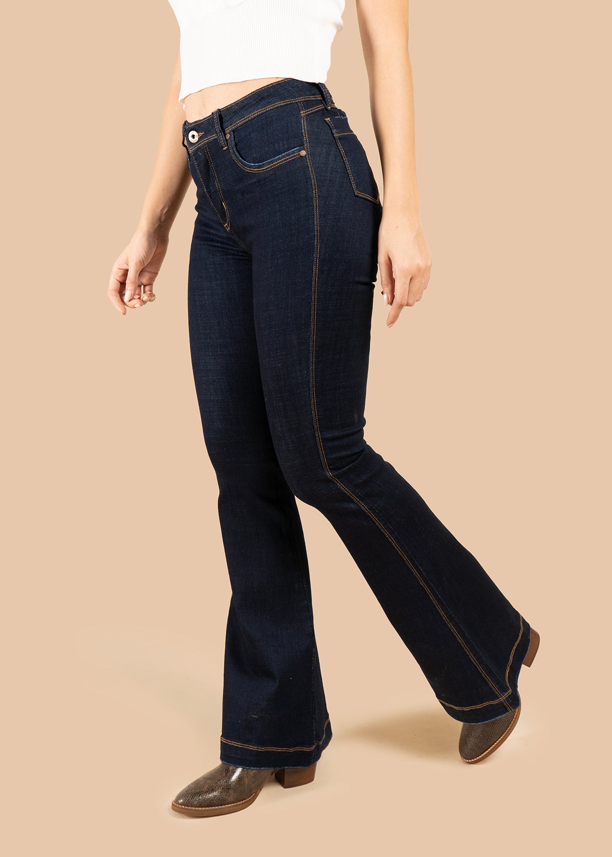 Jeans color azul bota campana con costuras visibles 106010