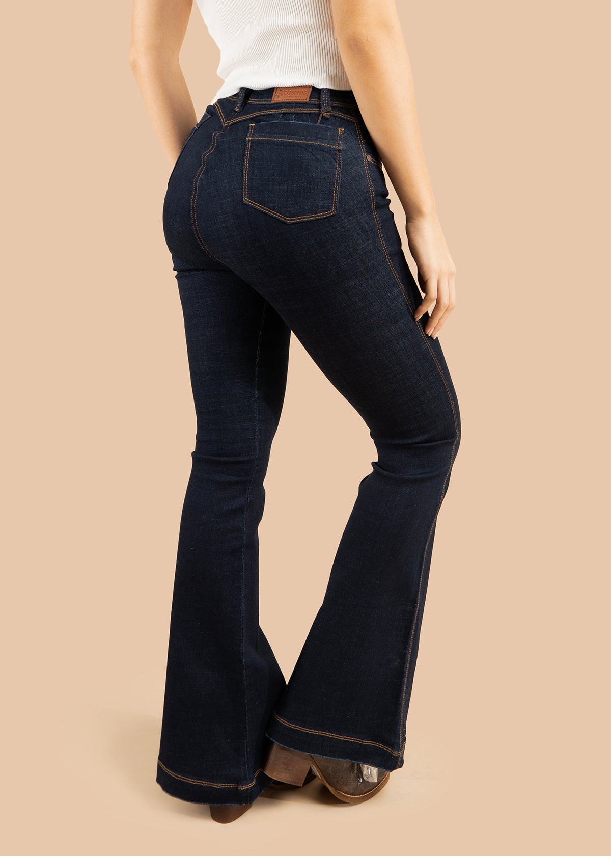 Jeans color azul bota campana con costuras visibles 106010