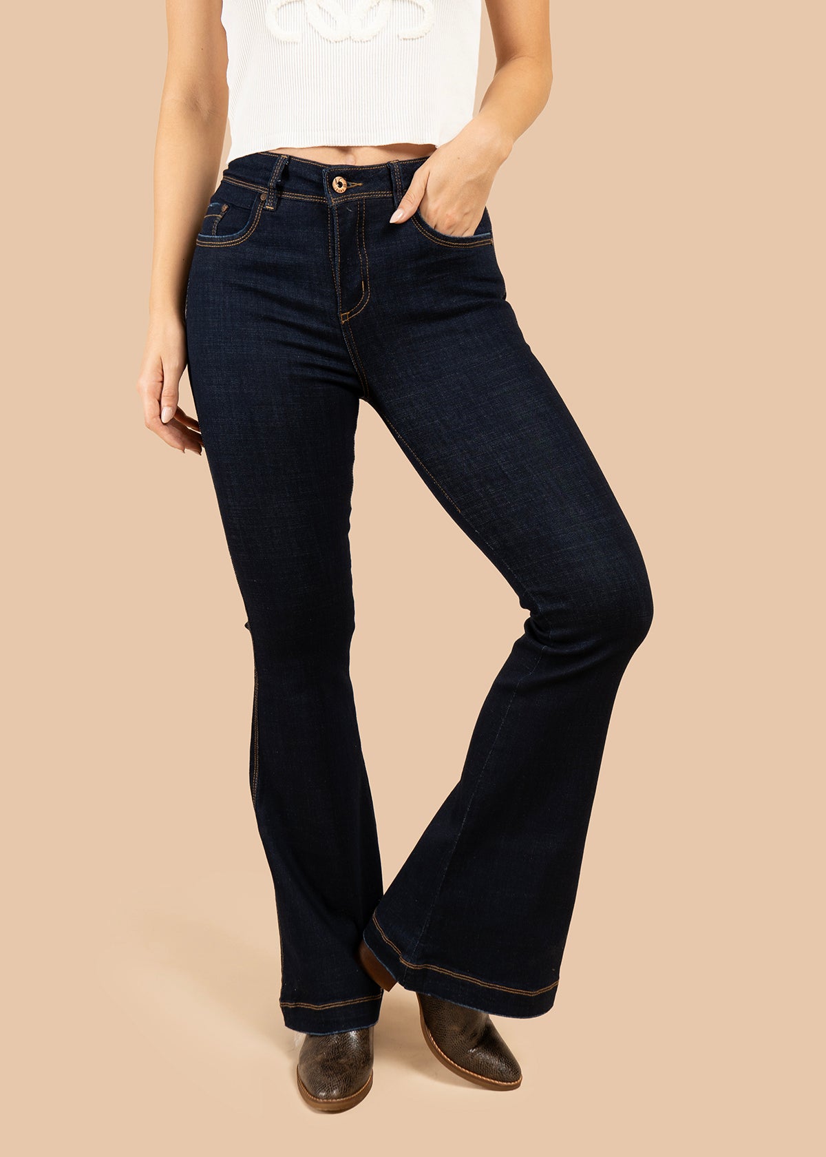 Jeans color azul bota campana con costuras visibles 106010