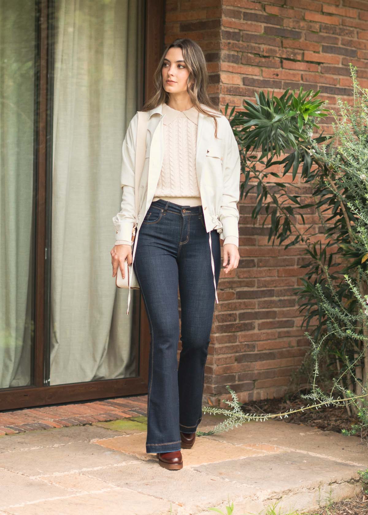 Jeans color azul bota campana con costuras visibles 106010