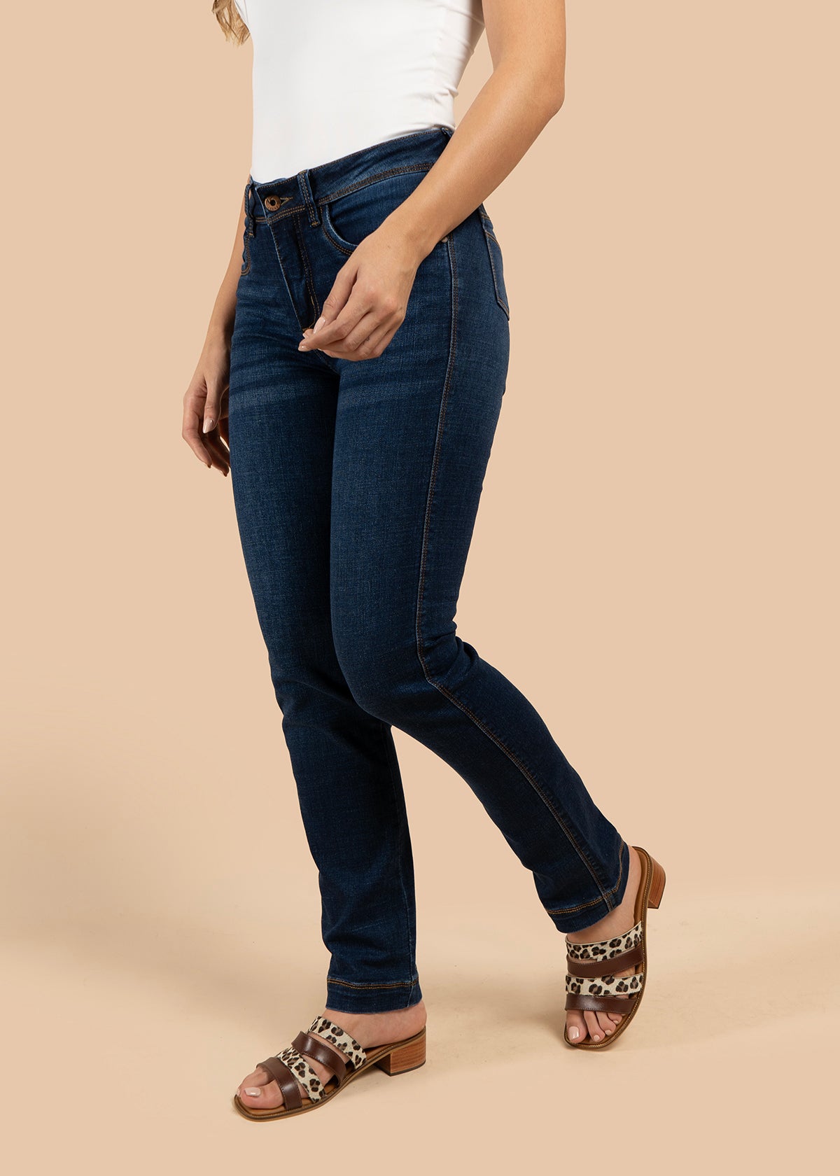 Jean color azul con corte recto y costuras visibles 106011