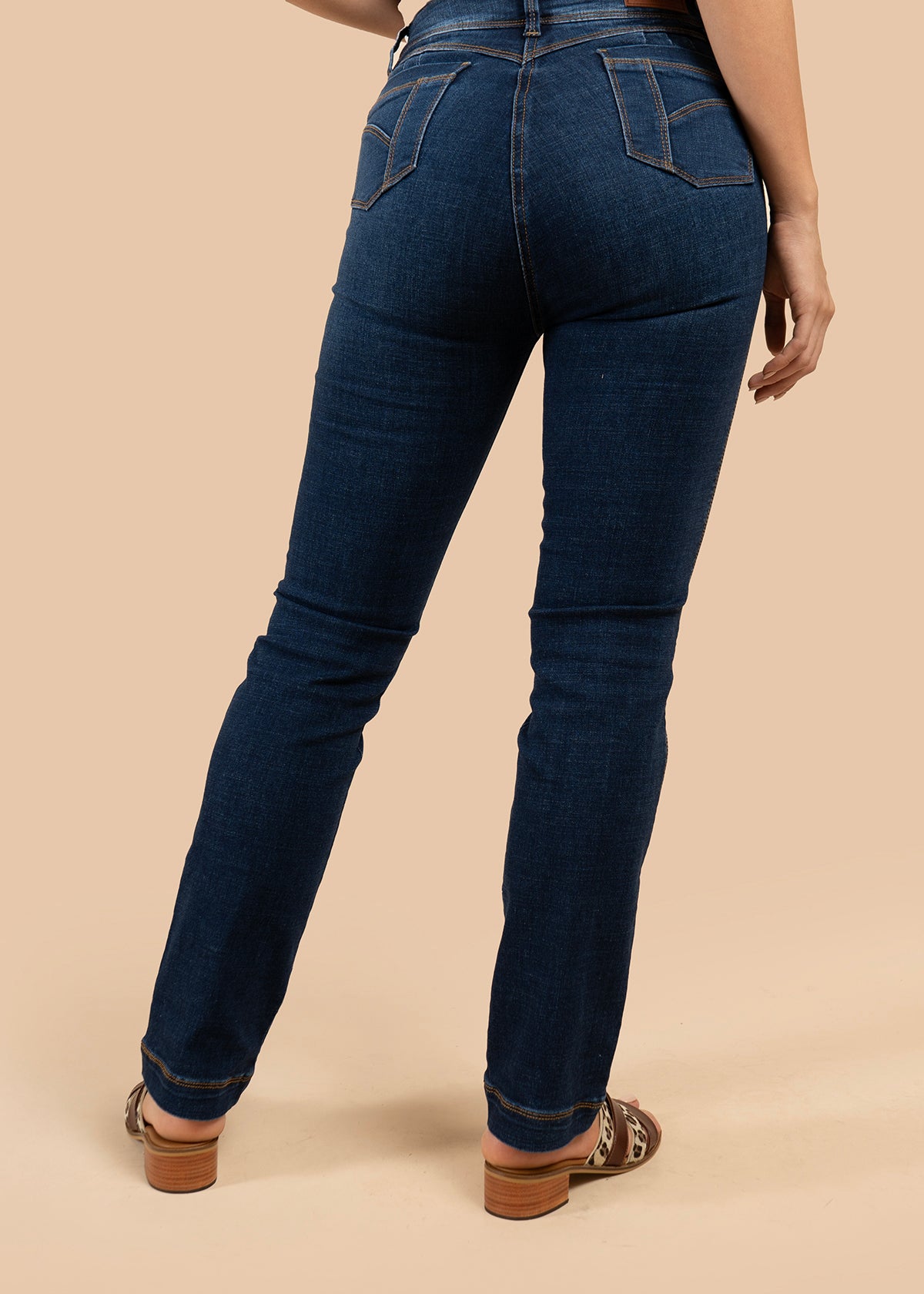 Jean color azul con corte recto y costuras visibles 106011