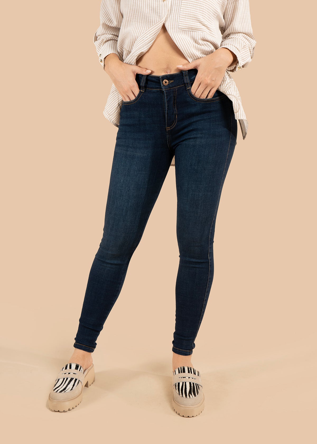 Jean color azul con corte skinny y ajuste al tobillo 106012