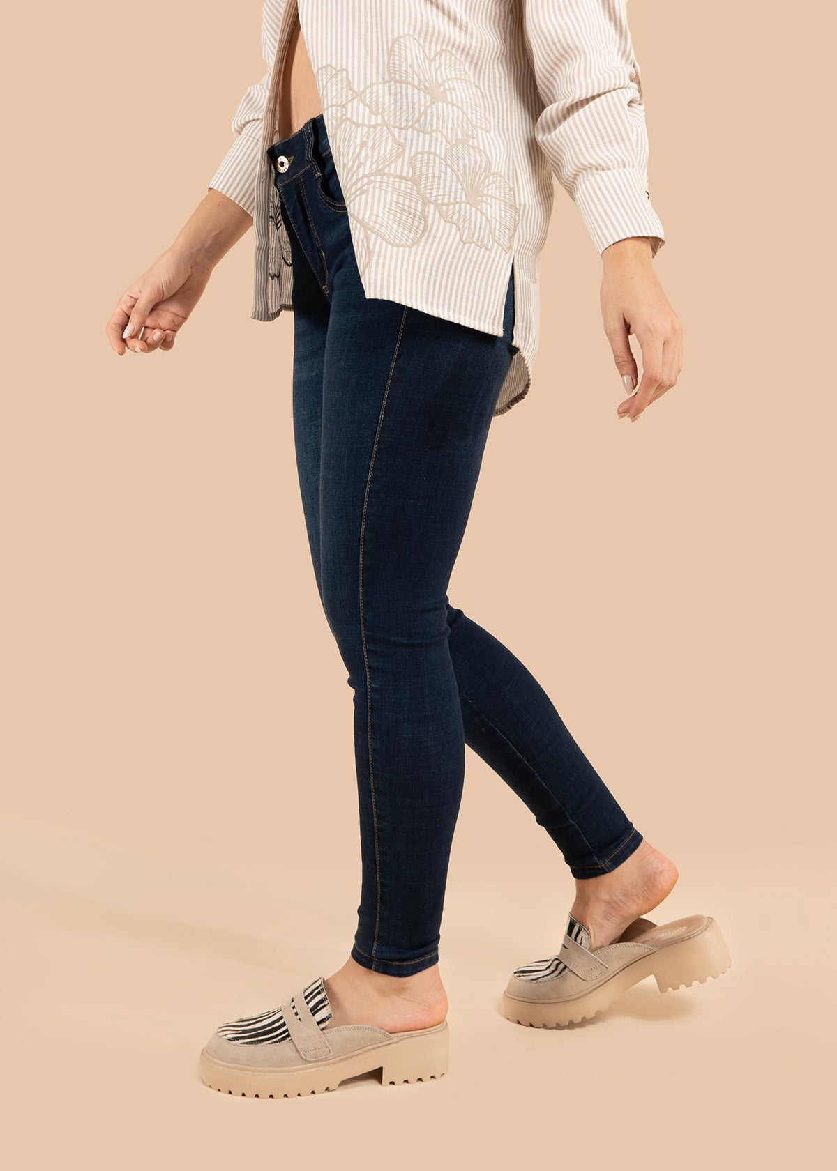 Jean color azul con corte skinny y ajuste al tobillo 106012