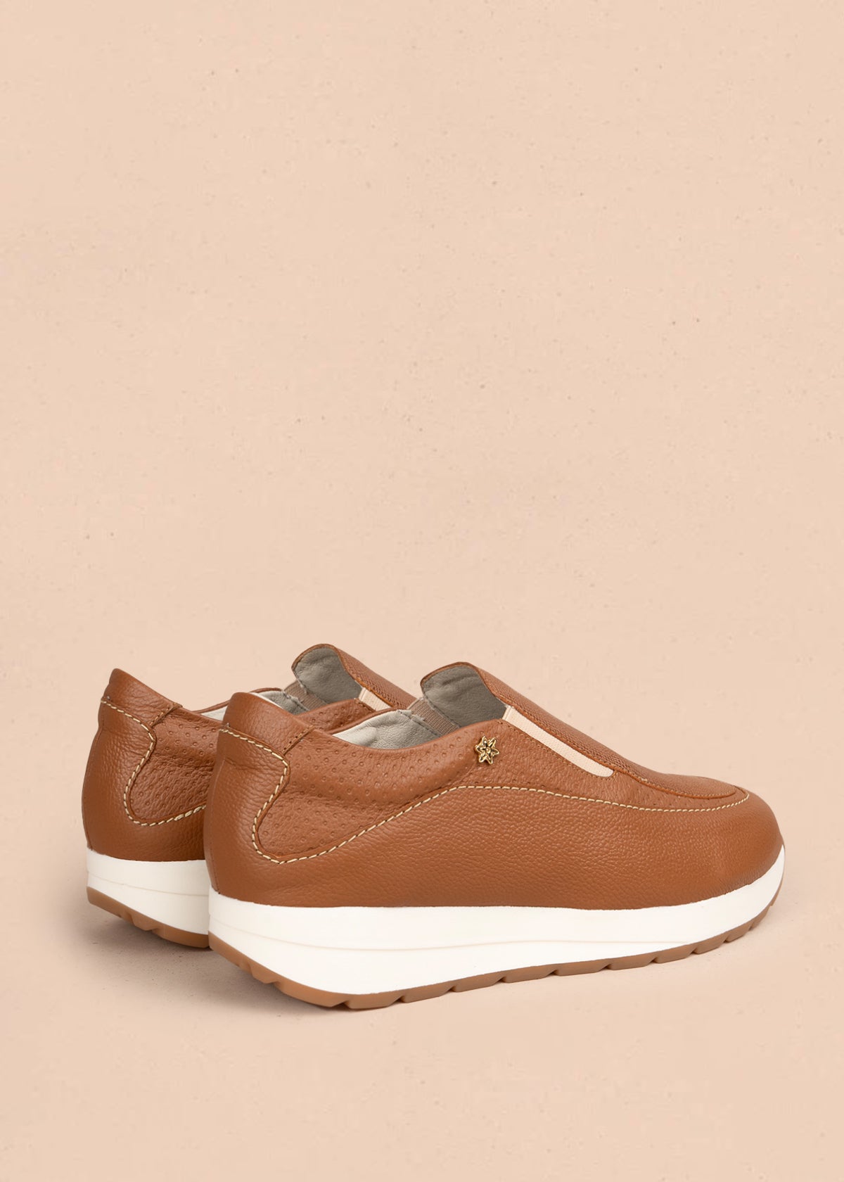 Zapatos cerrados en cuero color miel con diseño moderno y suela contrastante 106015