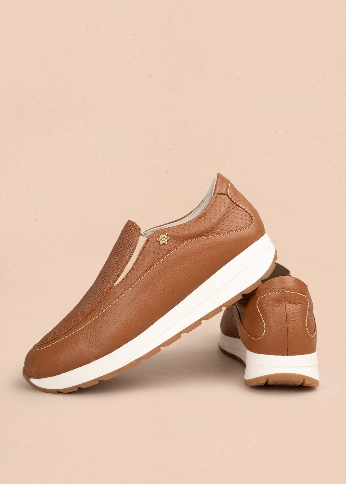 Zapatos cerrados en cuero color miel con diseño moderno y suela contrastante 106015