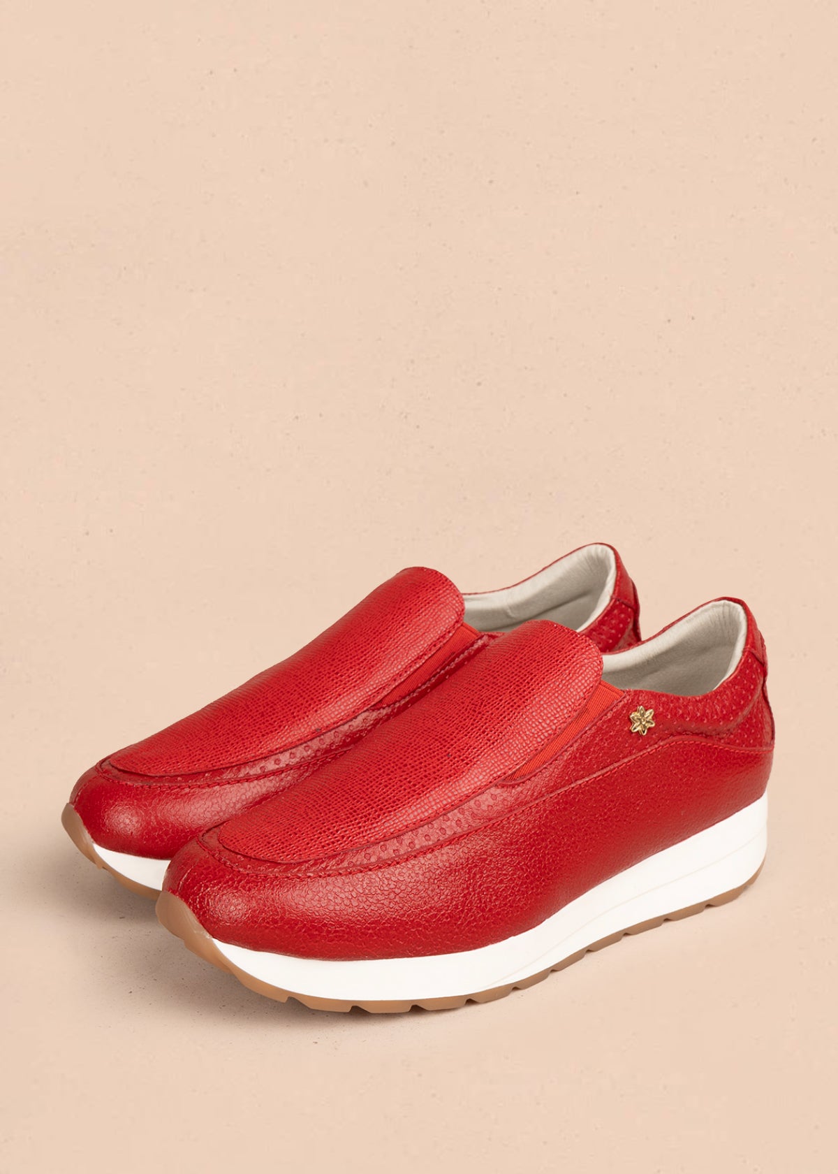 Zapatos cerrados en cuero color rojo con diseño moderno y suela contrastante 106015