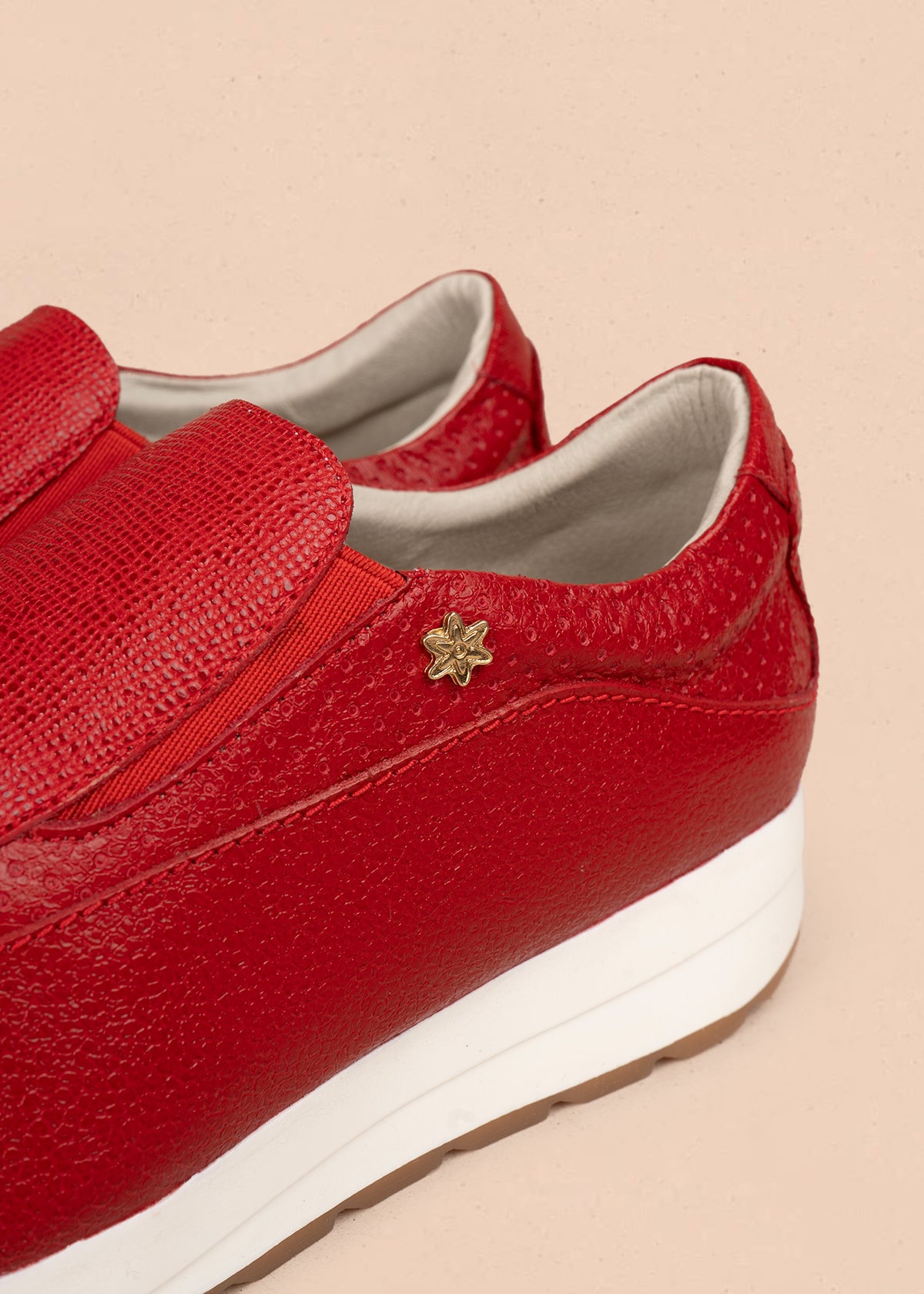 Zapatos cerrados en cuero color rojo con diseño moderno y suela contrastante 106015