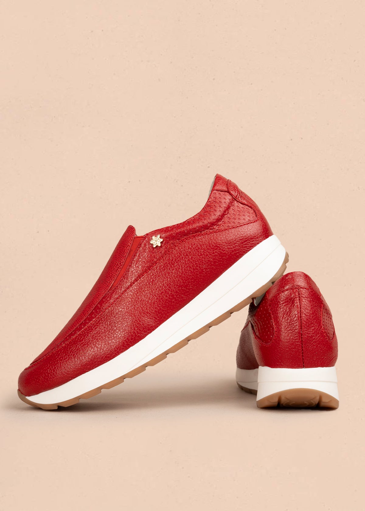 Zapatos cerrados en cuero color rojo con diseño moderno y suela contrastante 106015