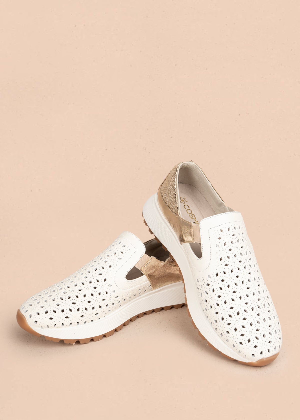 Zapato cerrado en cuero color blanco con talón dorado y patrón troquelado 106018