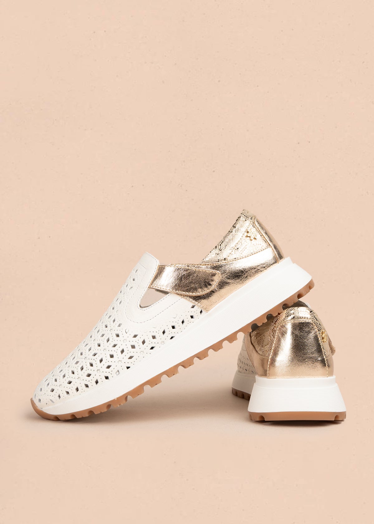 Zapato cerrado en cuero color blanco con talón dorado y patrón troquelado 106018