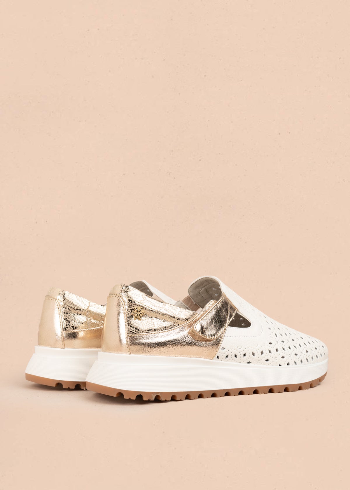 Zapato cerrado en cuero color blanco con talón dorado y patrón troquelado 106018