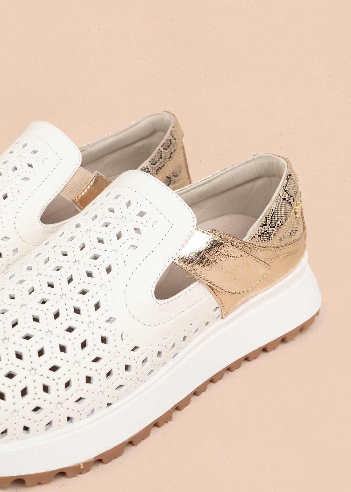 Zapato cerrado en cuero color blanco con talón dorado y patrón troquelado 106018