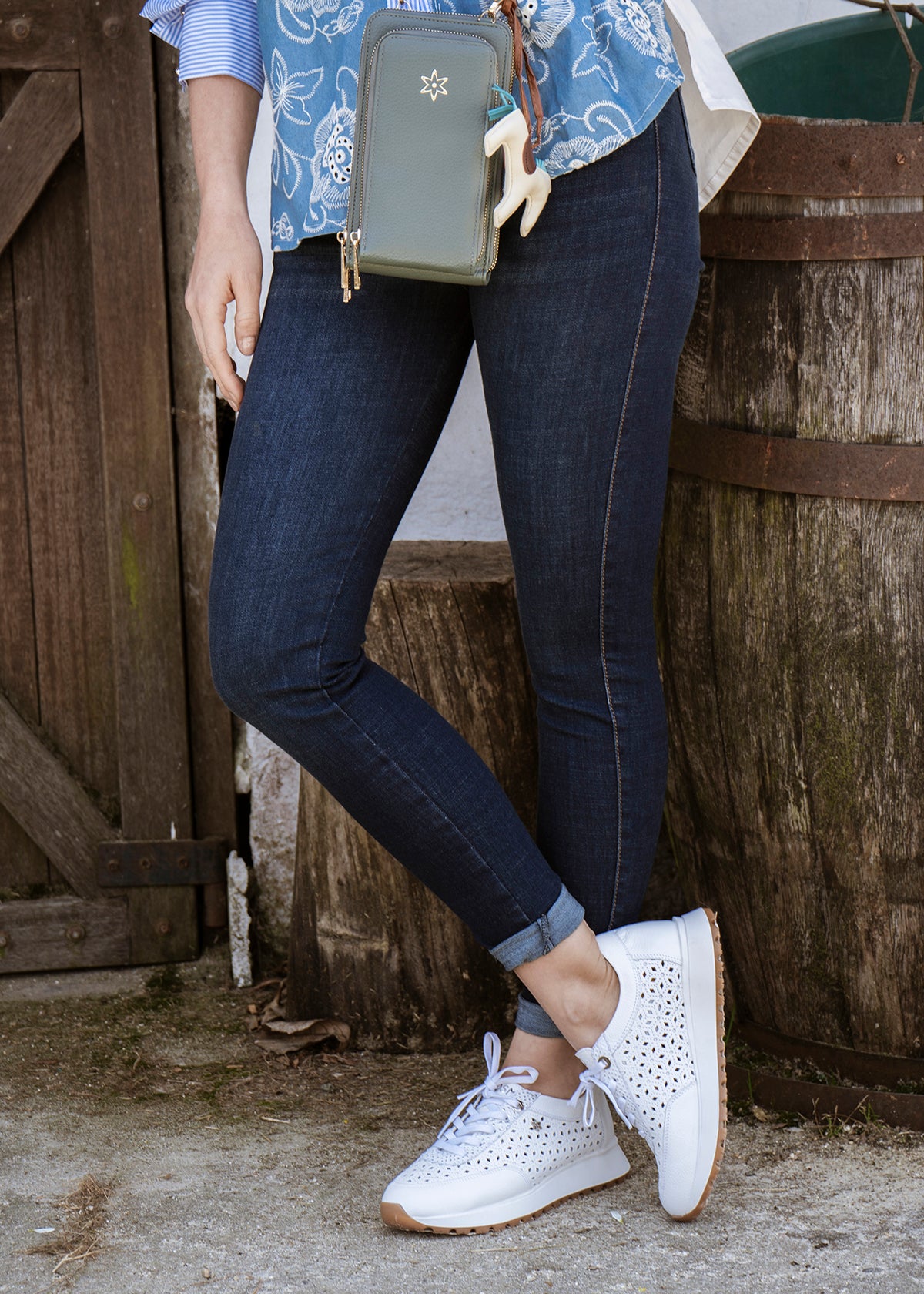 Deportivos en cuero color blanco con perforaciones 106019