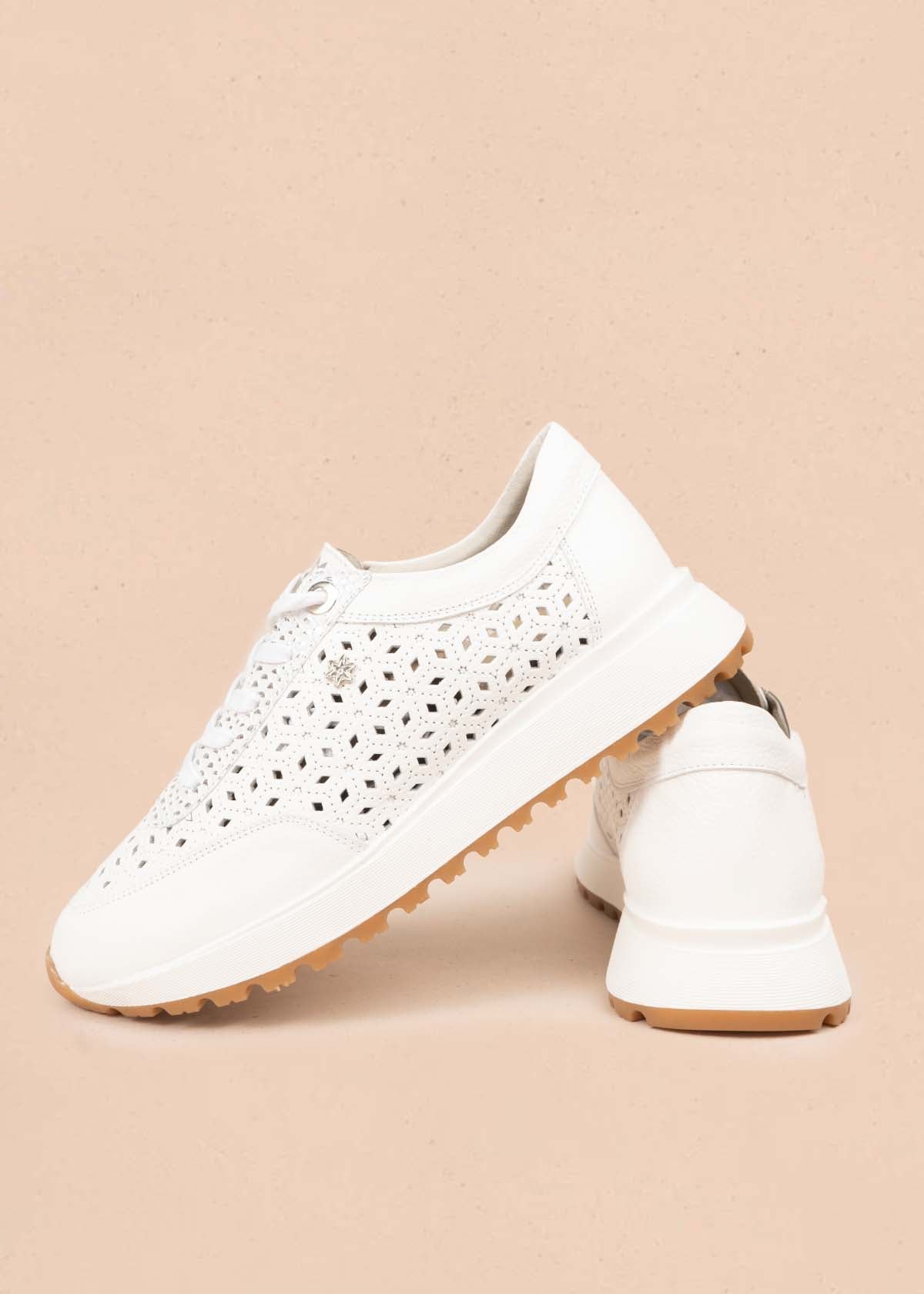 Deportivos en cuero color blanco con perforaciones 106019