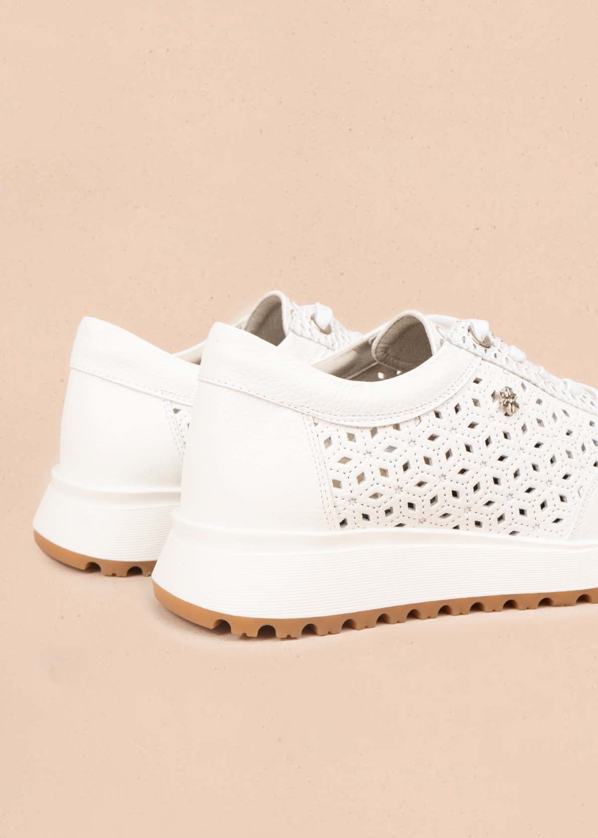 Deportivos en cuero color blanco con perforaciones 106019