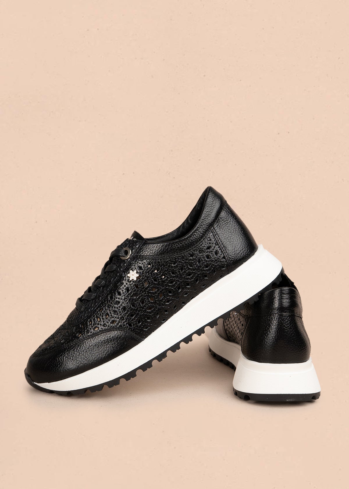 Deportivos en cuero color negro con perforaciones 106019