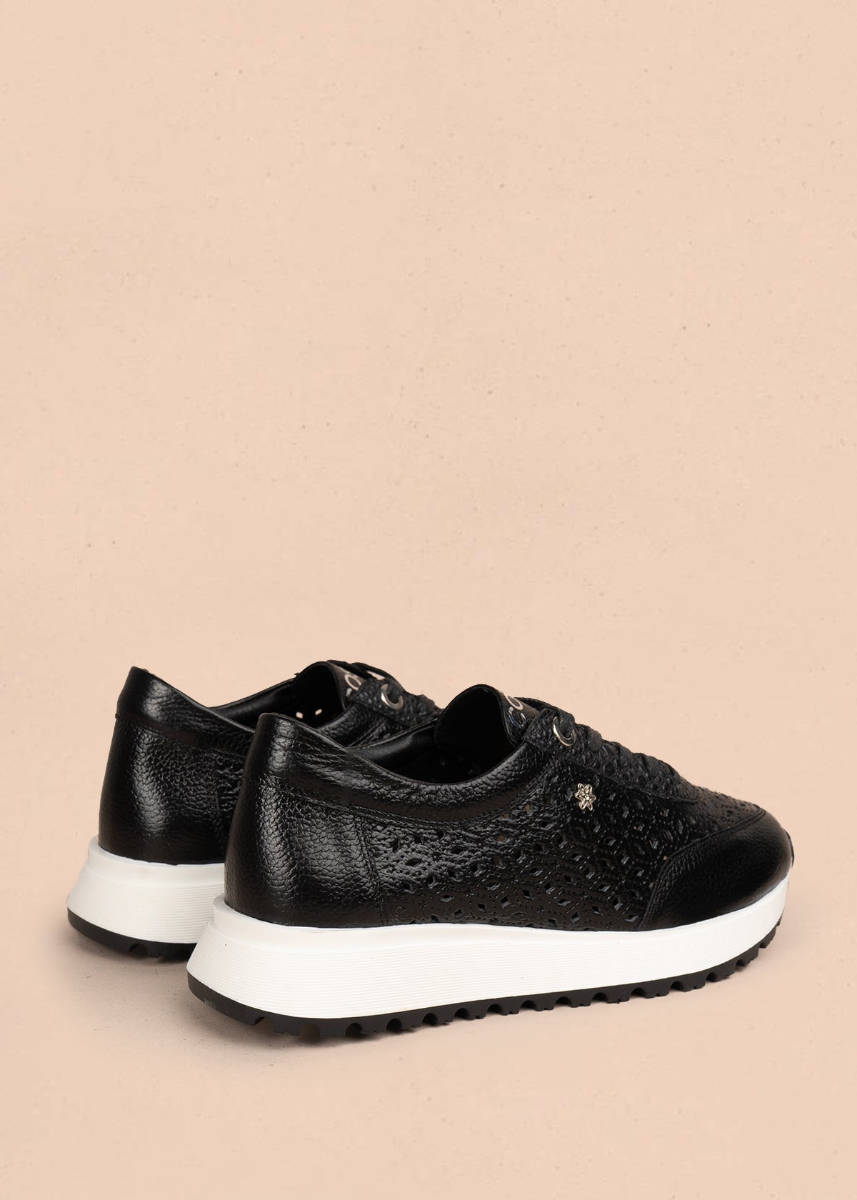 Deportivos en cuero color negro con perforaciones 106019
