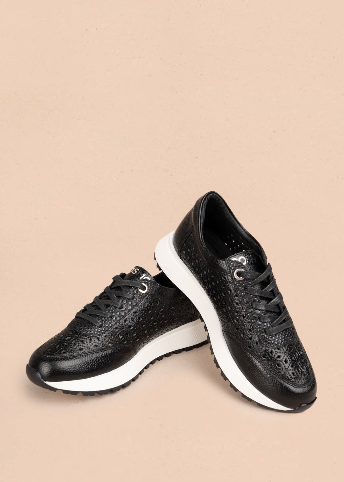 Deportivos en cuero color negro con perforaciones 106019