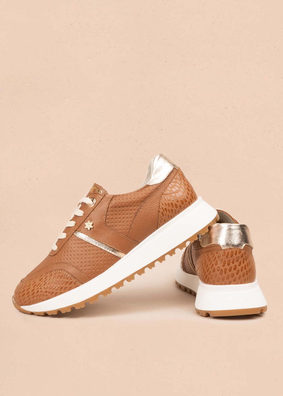 Deportivo en cuero color miel con raya decorativa y textura croco 106020
