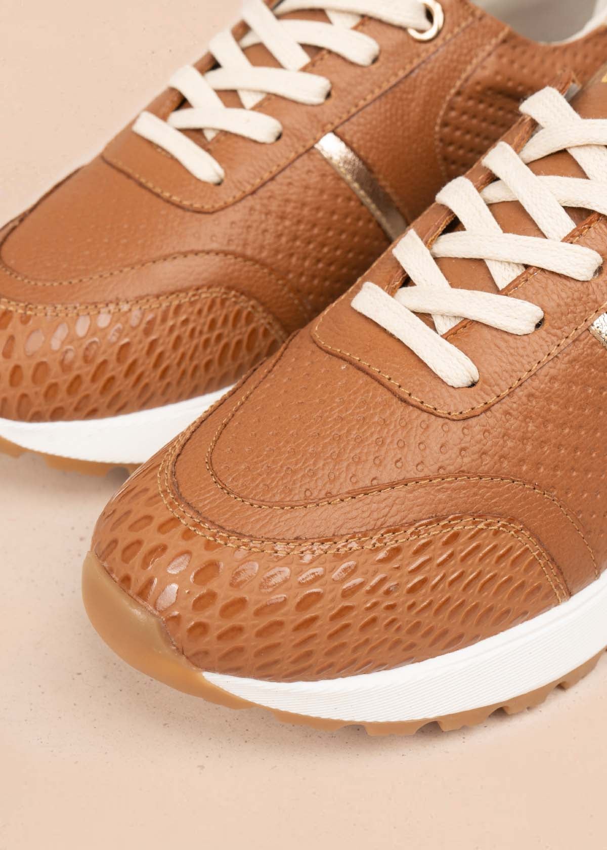 Deportivo en cuero color miel con raya decorativa y textura croco 106020