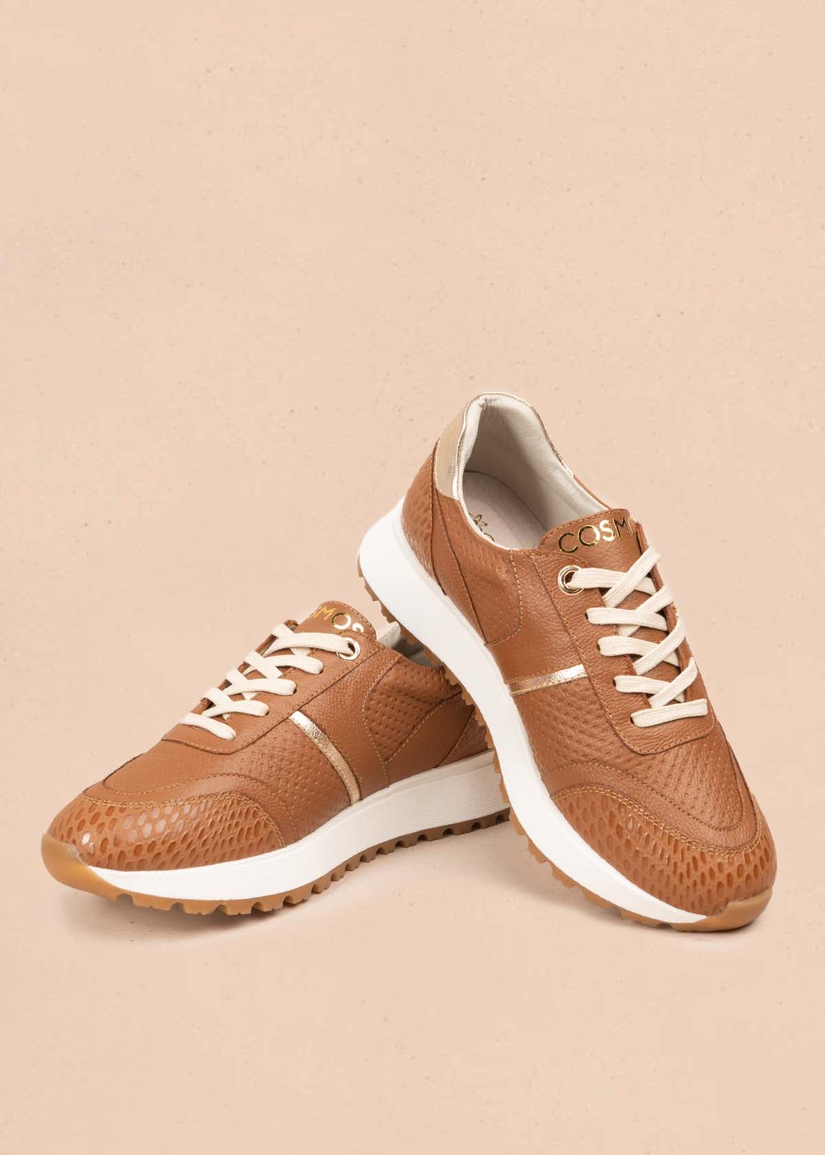 Deportivo en cuero color miel con raya decorativa y textura croco 106020