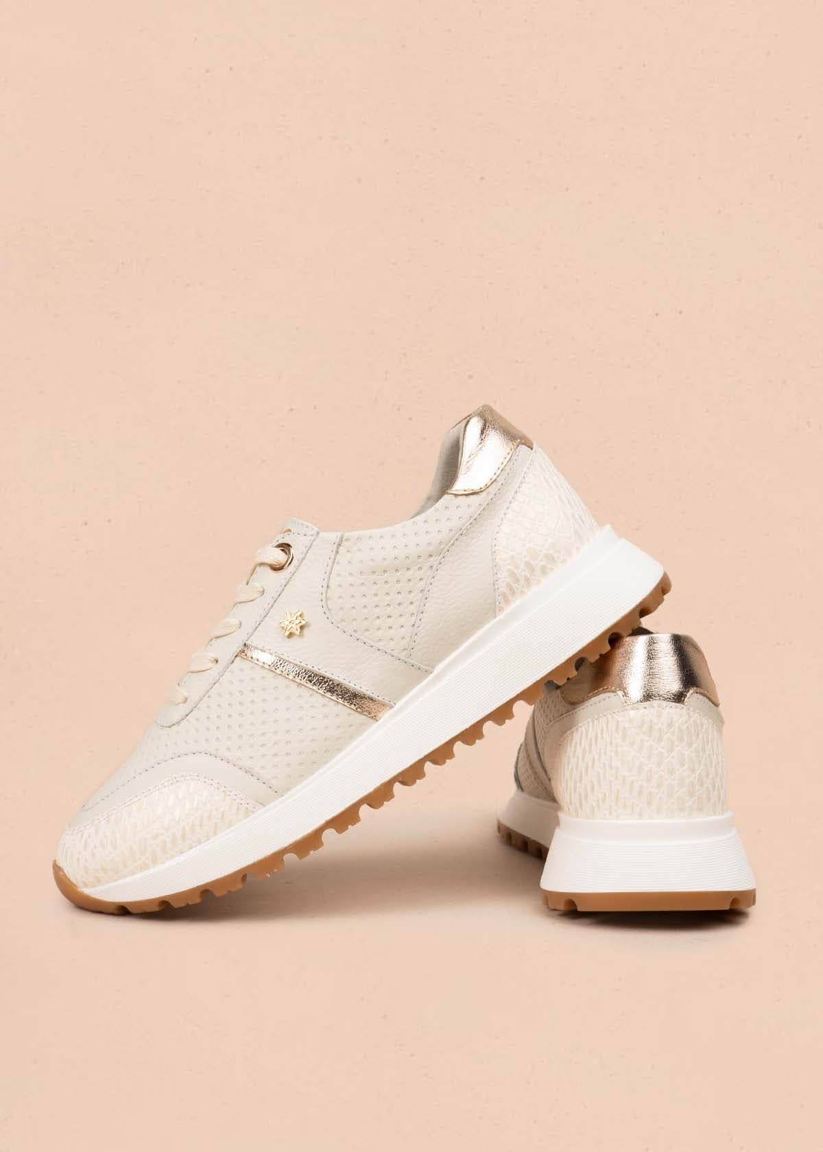 Deportivo en cuero color talco con raya decorativa y textura croco 106020