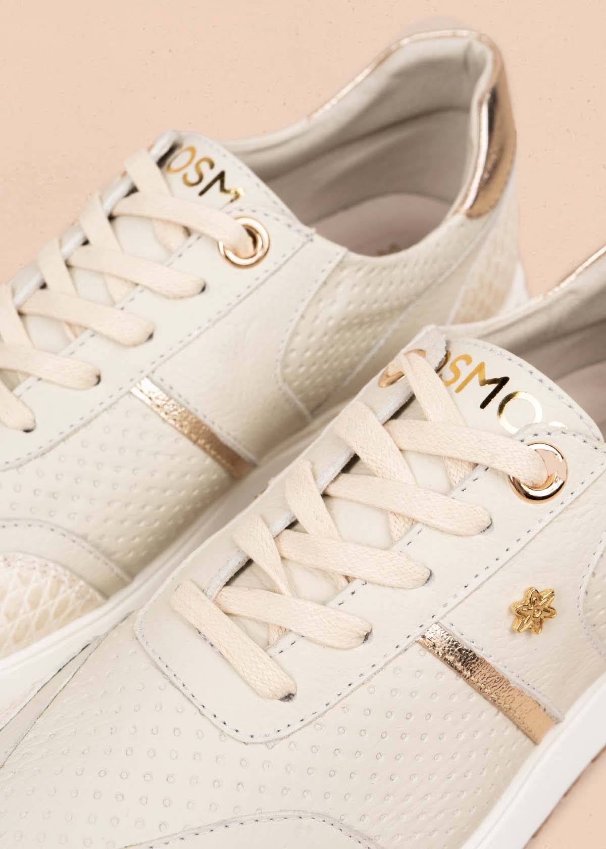 Deportivo en cuero color talco con raya decorativa y textura croco 106020