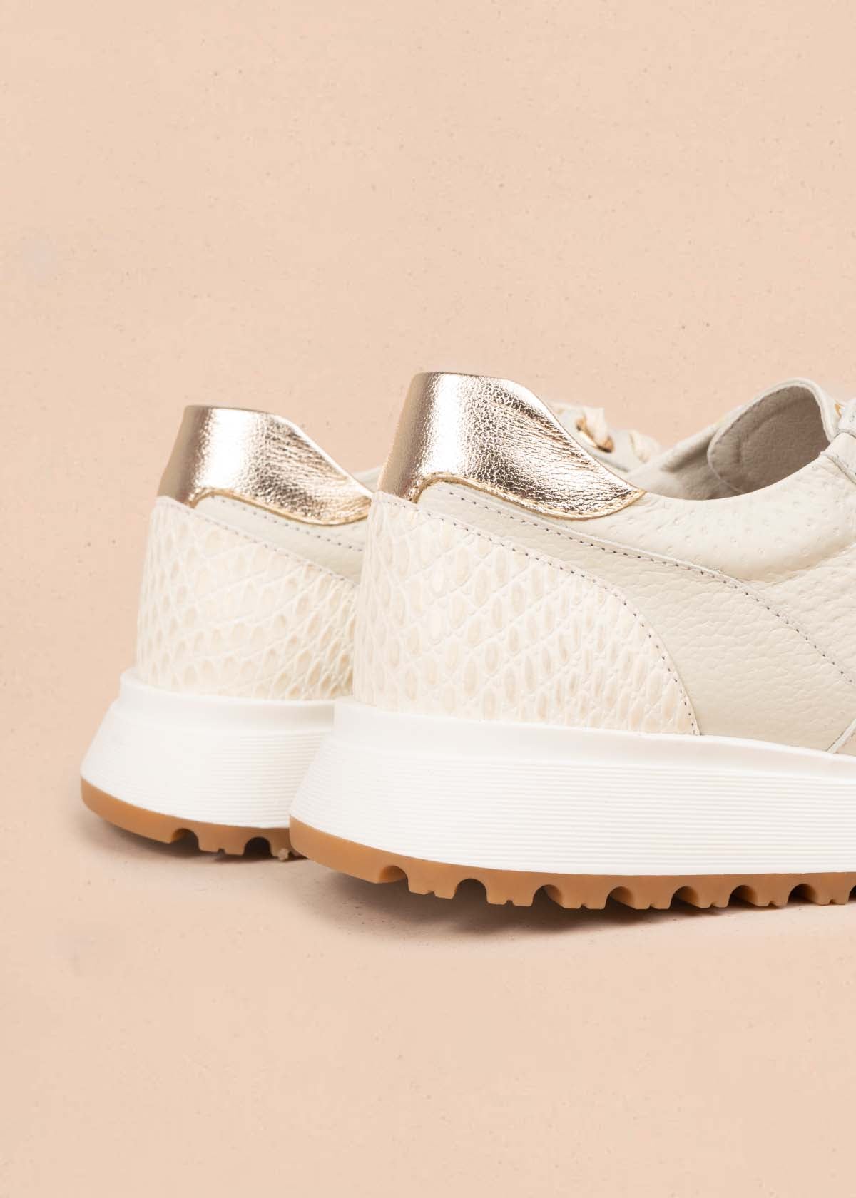 Deportivo en cuero color talco con raya decorativa y textura croco 106020