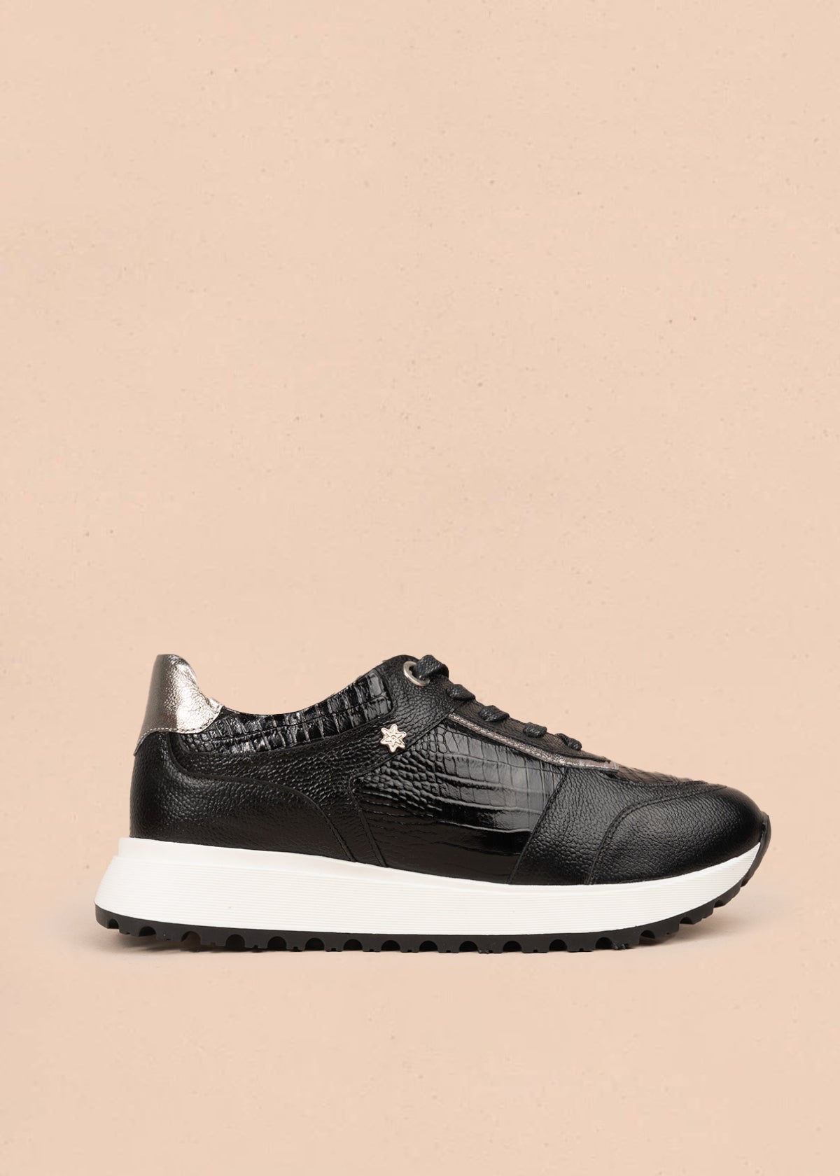 Deportivo en cuero color negro con suela dentada y diseño texturizado 106022
