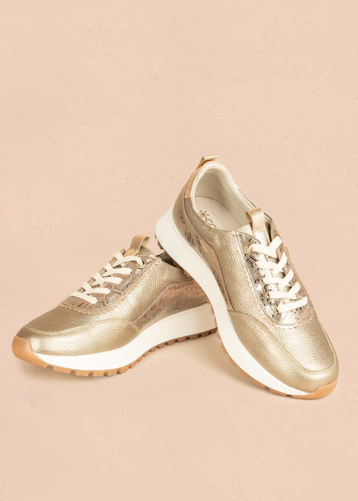 Tenis casuales en cuero color cañón fusil con detalles en dorado 106023