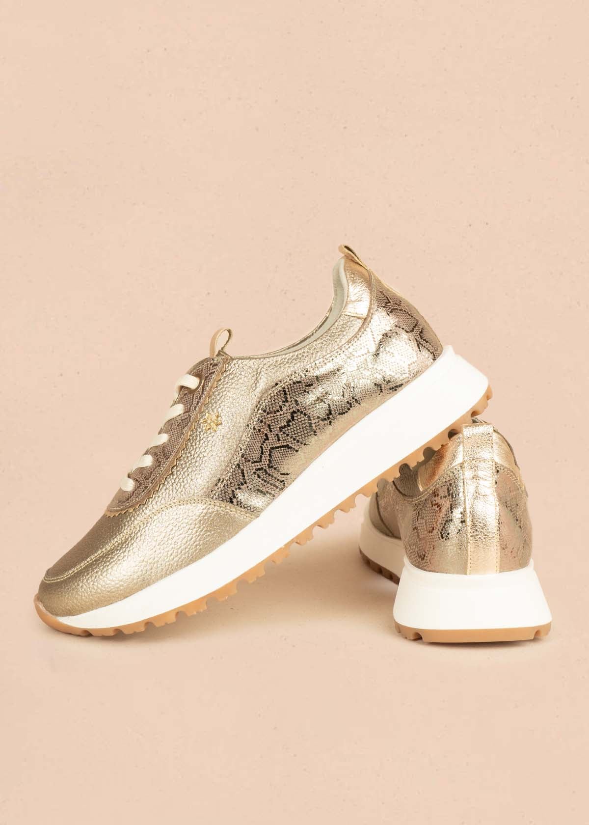 Tenis casuales en cuero color cañón fusil con detalles en dorado 106023
