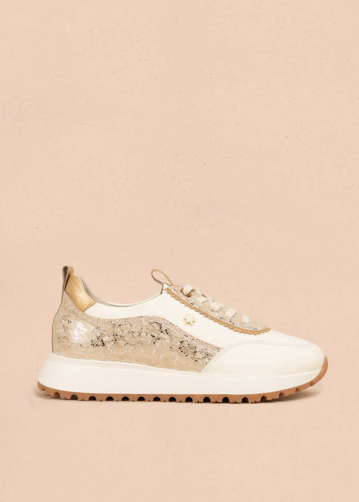 Tenis casuales en cuero color talco con detalles en dorado 106023