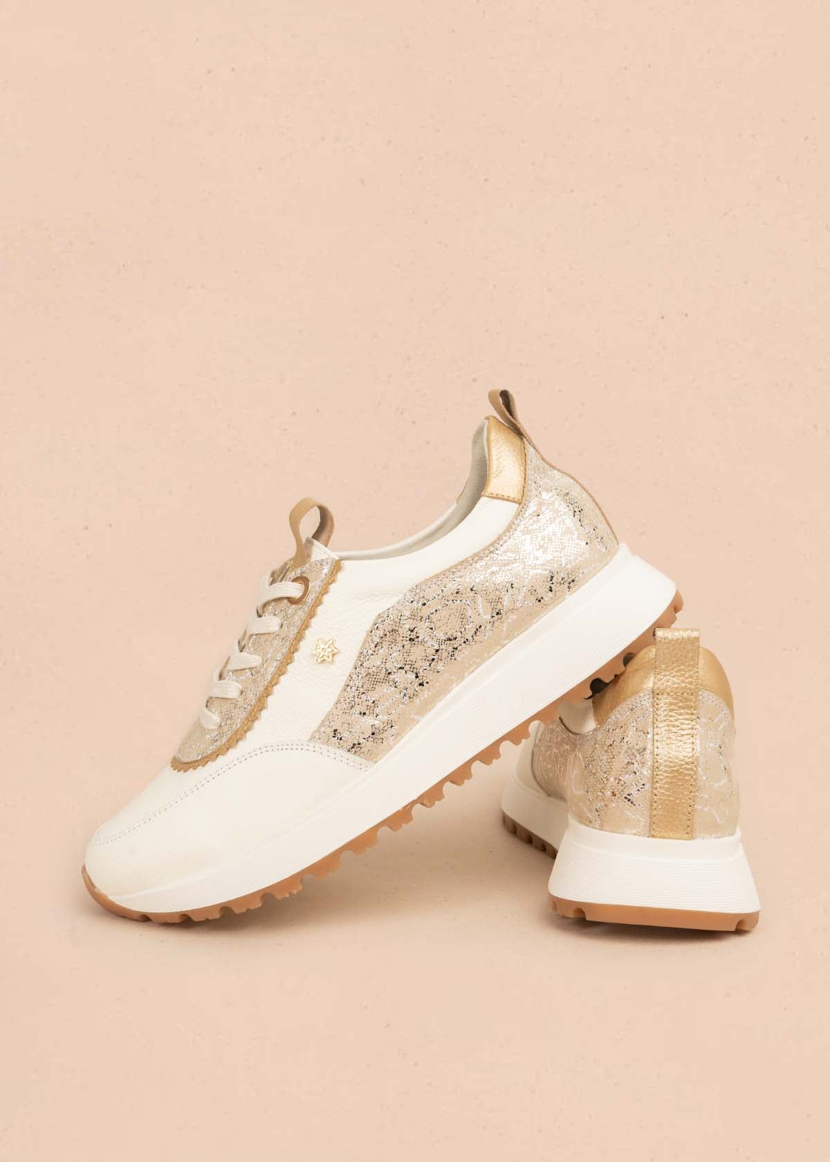 Tenis casuales en cuero color talco con detalles en dorado 106023