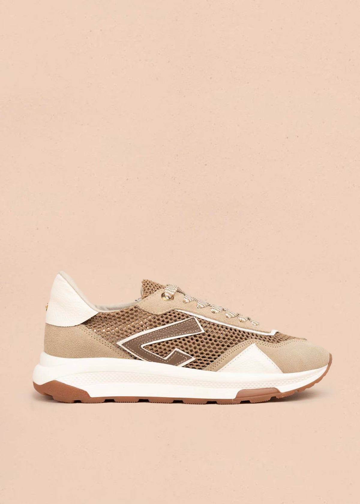 Tenis casuales en cuero color arena con diseño en malla 106024