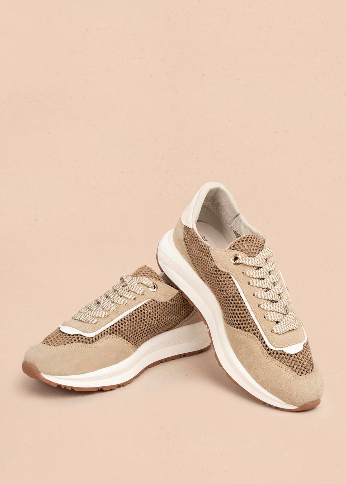 Tenis casuales en cuero color arena con diseño en malla 106024