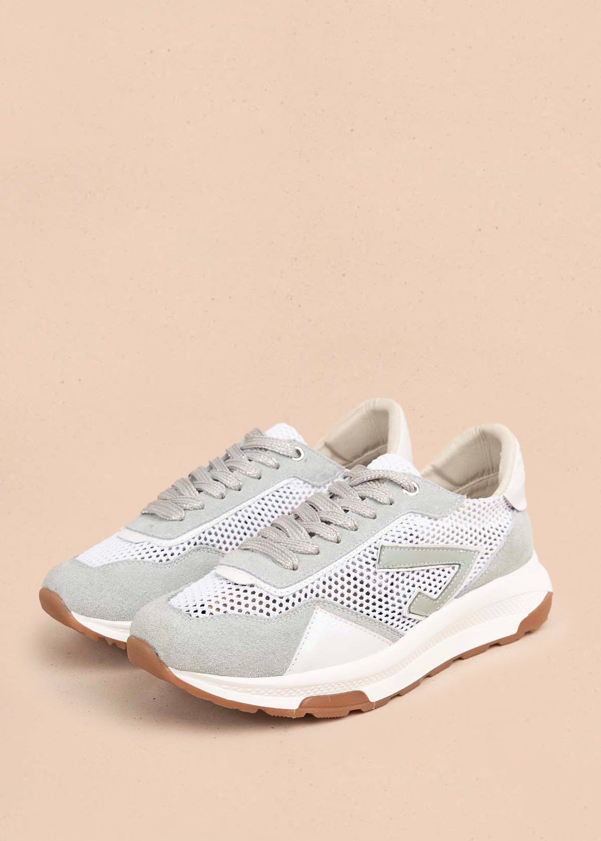 tenis casuales en cuero color gris con diseño en malla 106024