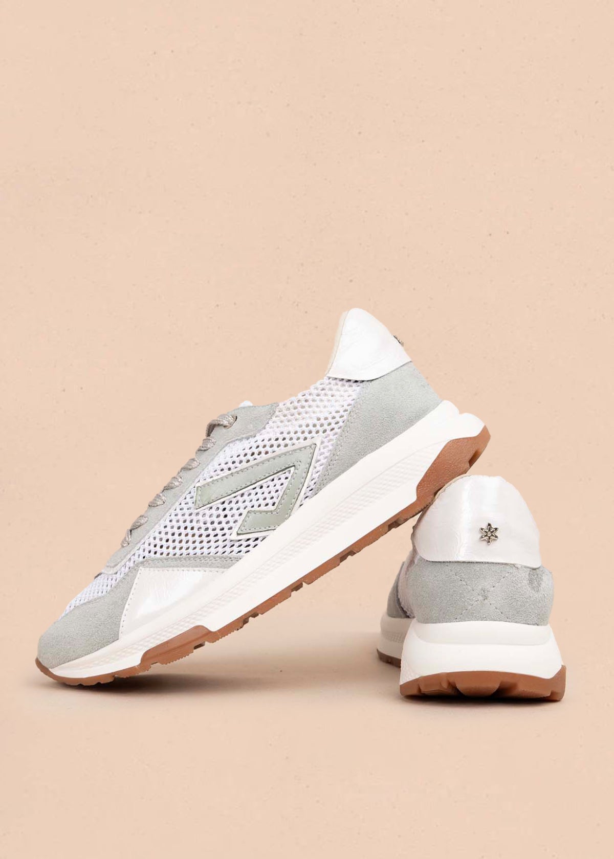 tenis casuales en cuero color gris con diseño en malla 106024