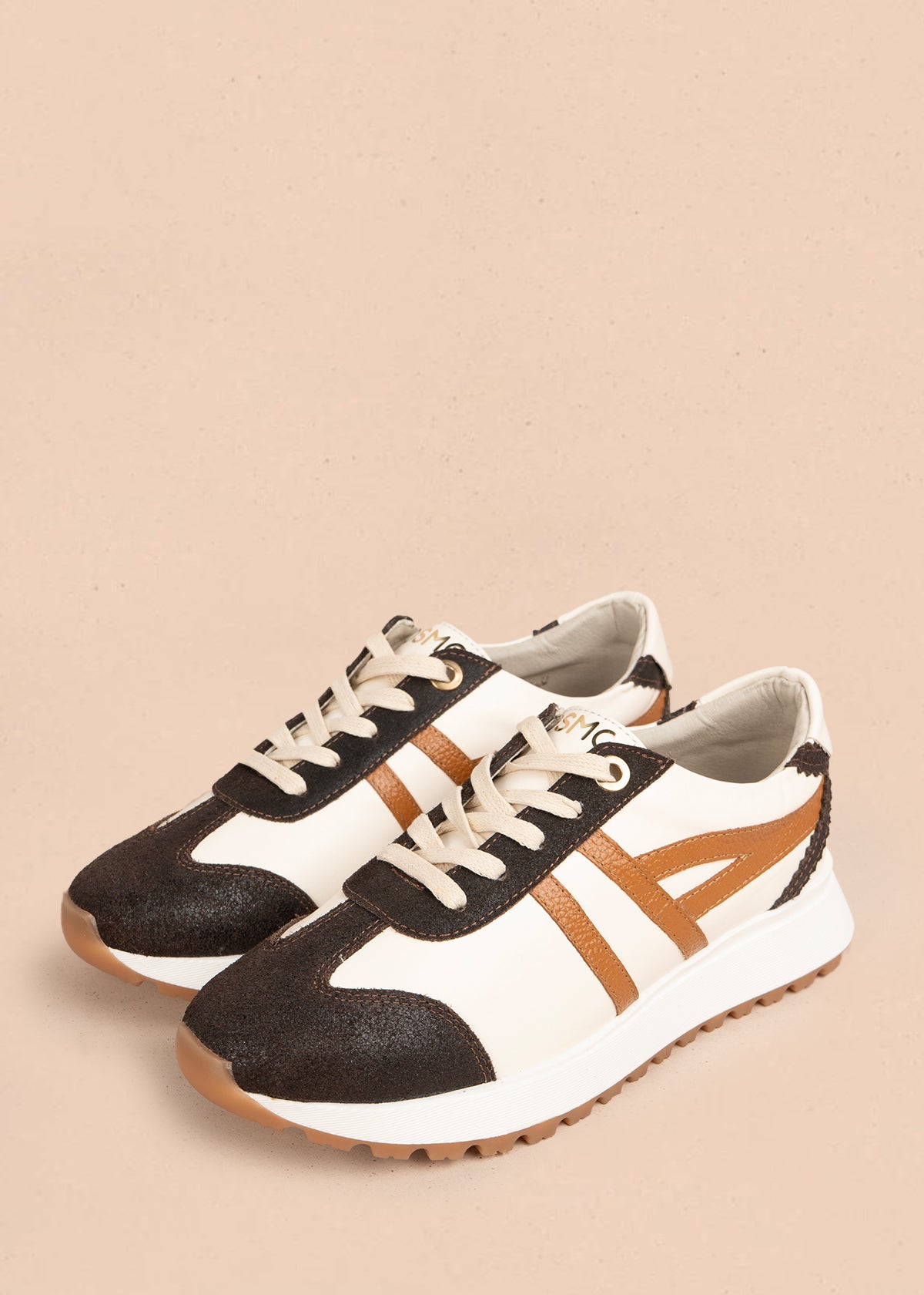 Deportivo en cuero color blanco con líneas decorativas y suela texturizada 106025